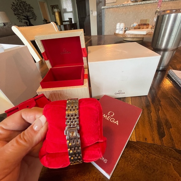 COPY - TheOMEGADeVillePrestigeclassic
features a two-tone mother-of-pearl dial/… - Picture 10 of 11